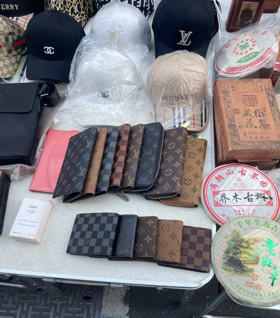 闇】台湾・偽物ブランド品は販売してるの？【購入してしまった僕】 – てくてく台湾